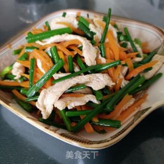 胡萝卜韭苔炒鸡胸肉的做法