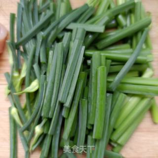 胡萝卜韭苔炒鸡胸肉的做法步骤：1