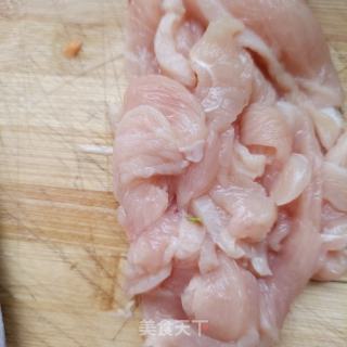 胡萝卜韭苔炒鸡胸肉的做法步骤：2