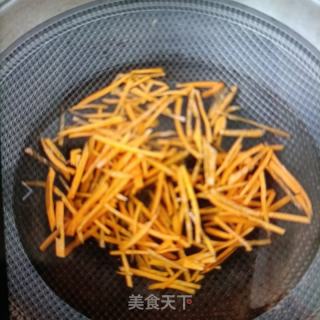 胡萝卜韭苔炒鸡胸肉的做法步骤：4
