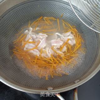 胡萝卜韭苔炒鸡胸肉的做法步骤：6