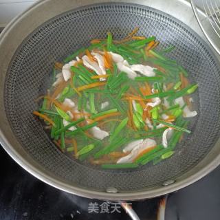胡萝卜韭苔炒鸡胸肉的做法步骤：8