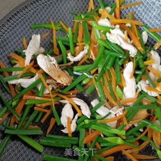 胡萝卜韭苔炒鸡胸肉的做法步骤：12