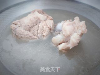 骨汤面的做法步骤：2