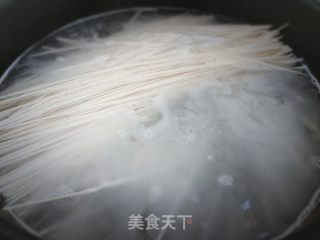 骨汤面的做法步骤：3