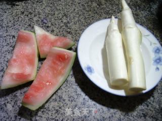 西瓜皮炒茭白的做法步骤：1