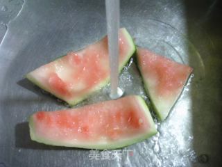 西瓜皮炒茭白的做法步骤：2