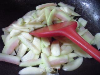 西瓜皮炒茭白的做法步骤：6