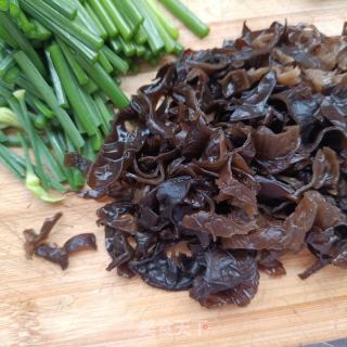 木耳精肉炒韭苔的做法步骤：2