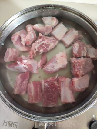 扁豆玉米排骨饭的做法步骤：1