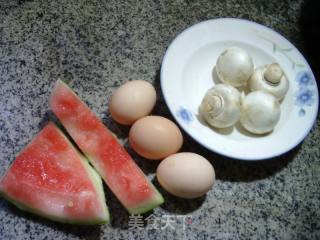 蘑菇煎鸡蛋西瓜皮汤的做法步骤：1