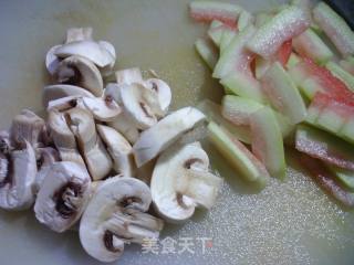 蘑菇煎鸡蛋西瓜皮汤的做法步骤：3