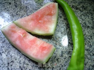 青椒炒西瓜皮的做法步骤：1
