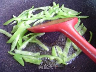 青椒炒西瓜皮的做法步骤：4