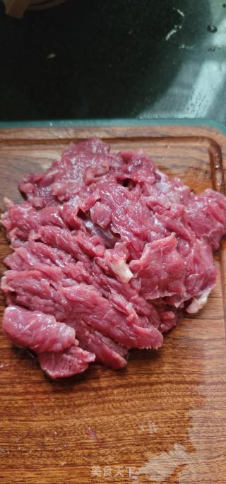 姜丝炒牛肉的做法步骤：1