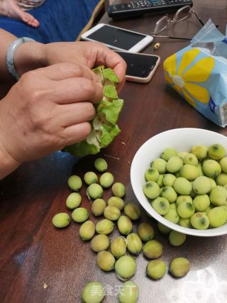 莲蓬炒青红椒的做法步骤：1