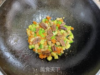 碧根果炒三丁的做法步骤：9