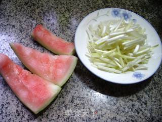 韭黄炒西瓜皮的做法步骤：1