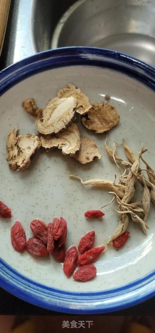 玛卡麦冬鸡汤的做法步骤：3
