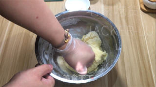 香煎小面包，外皮金黄酥脆、内里松软香甜 ，免烤箱超简单。的做法步骤：5