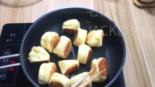 香煎小面包，外皮金黄酥脆、内里松软香甜 ，免烤箱超简单。的做法步骤：15