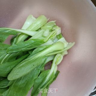 油菜炒鸡胸肉的做法步骤：1