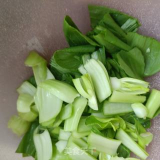油菜炒鸡胸肉的做法步骤：2