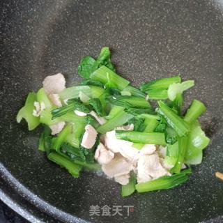 油菜炒鸡胸肉的做法步骤：10
