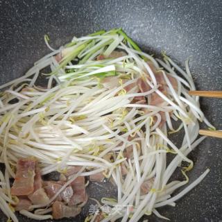 金华火腿炒绿豆芽的做法步骤：11