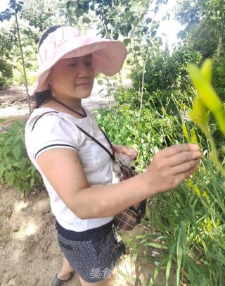 黄花菜炒绿豆芽的做法步骤：1