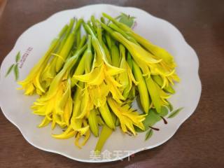 黄花菜炒绿豆芽的做法步骤：3