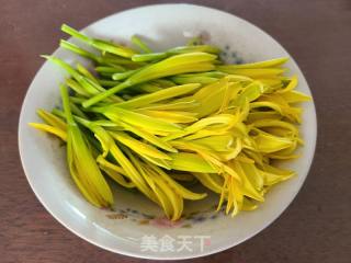 黄花菜炒绿豆芽的做法步骤：4