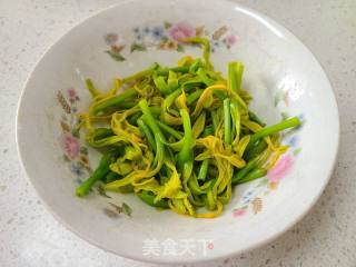 黄花菜炒绿豆芽的做法步骤：5
