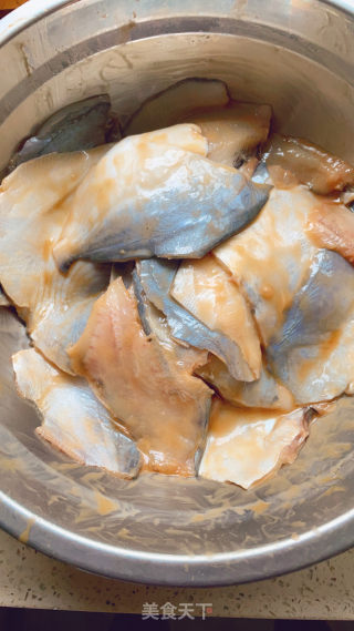 酸菜鲳鱼的做法步骤：1