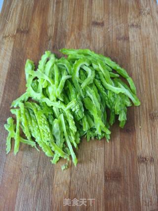 苦瓜炒黑豆腐竹的做法步骤：1