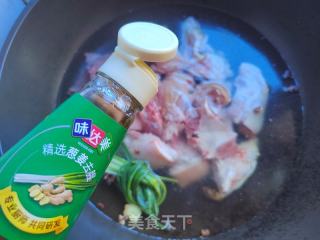 美味也可以很简单——红烧猪蹄的做法步骤：2