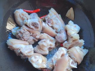 美味也可以很简单——红烧猪蹄的做法步骤：4