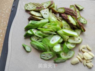 秋葵炒肉片的做法步骤：2