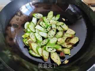 秋葵炒肉片的做法步骤：4