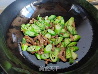 秋葵炒肉片的做法步骤：5