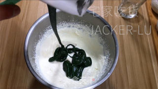 浓厚抹茶冰激凌，口感丝滑细腻，味蕾被清香甜蜜所征服。的做法步骤：4