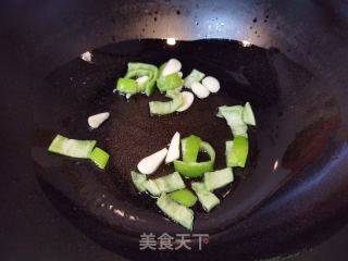 辣椒炒口蘑的做法步骤：2