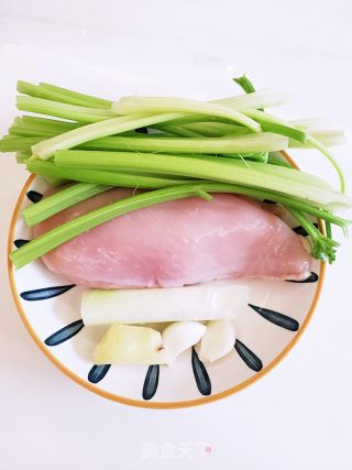 清脆爽口低脂低卡的芹菜炒鸡脯肉的做法步骤：1