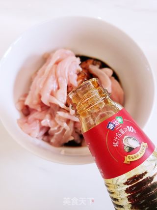 清脆爽口低脂低卡的芹菜炒鸡脯肉的做法步骤：2