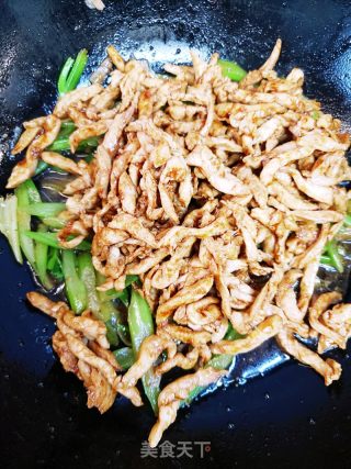 清脆爽口低脂低卡的芹菜炒鸡脯肉的做法步骤：7