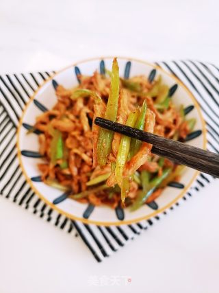清脆爽口低脂低卡的芹菜炒鸡脯肉的做法步骤：9