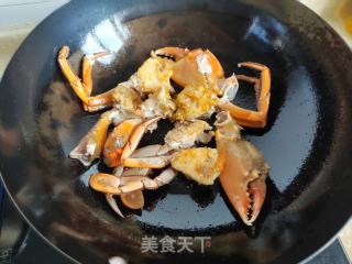 青蟹烧土豆的做法步骤：8