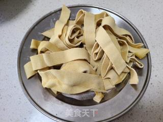 黄瓜炒豆腐皮的做法步骤：1