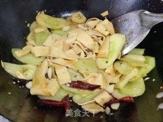 黄瓜炒豆腐皮的做法步骤：4