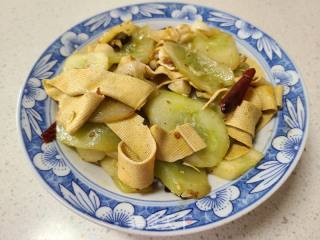 黄瓜炒豆腐皮的做法步骤：5